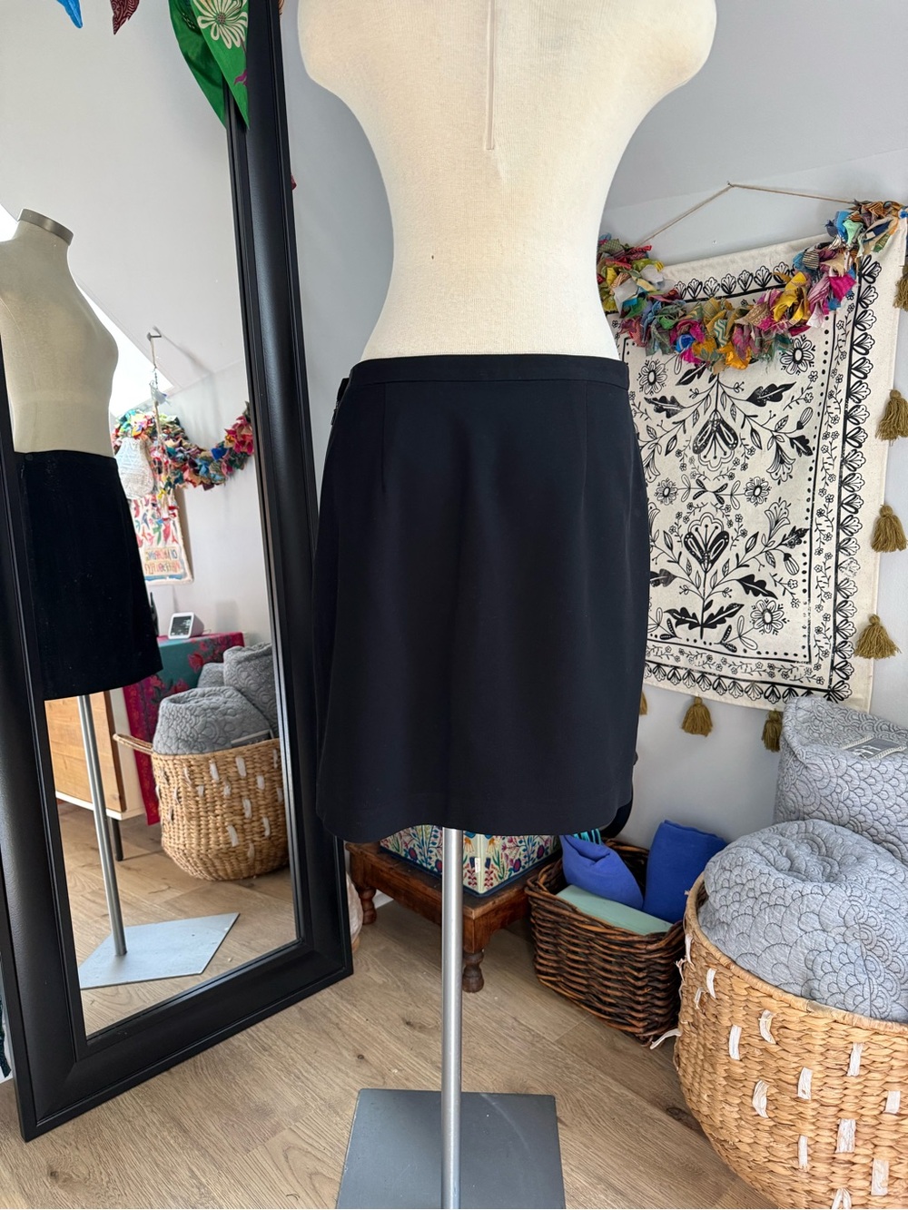 Giorgio Armani Black Fitted Skirt Italian 44 US 8 - Picture 5 of 11